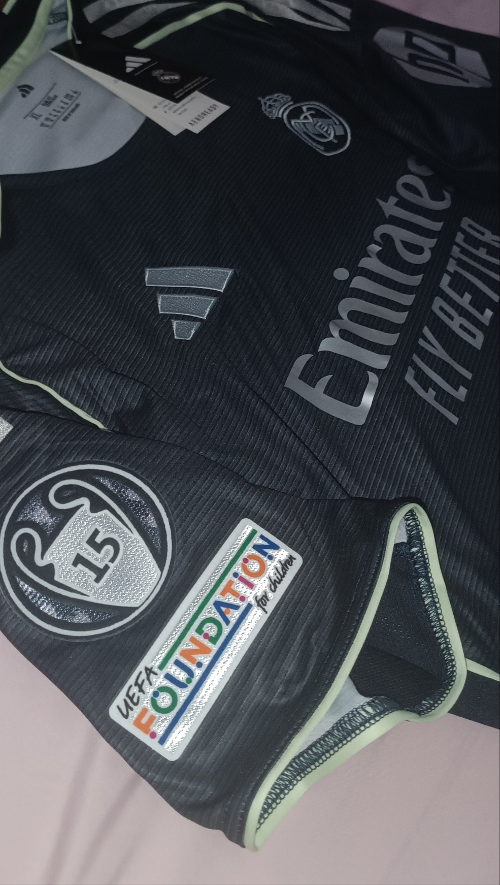 REAL MADRID VISITANTE 25-26 FAN (parche champions incluido)